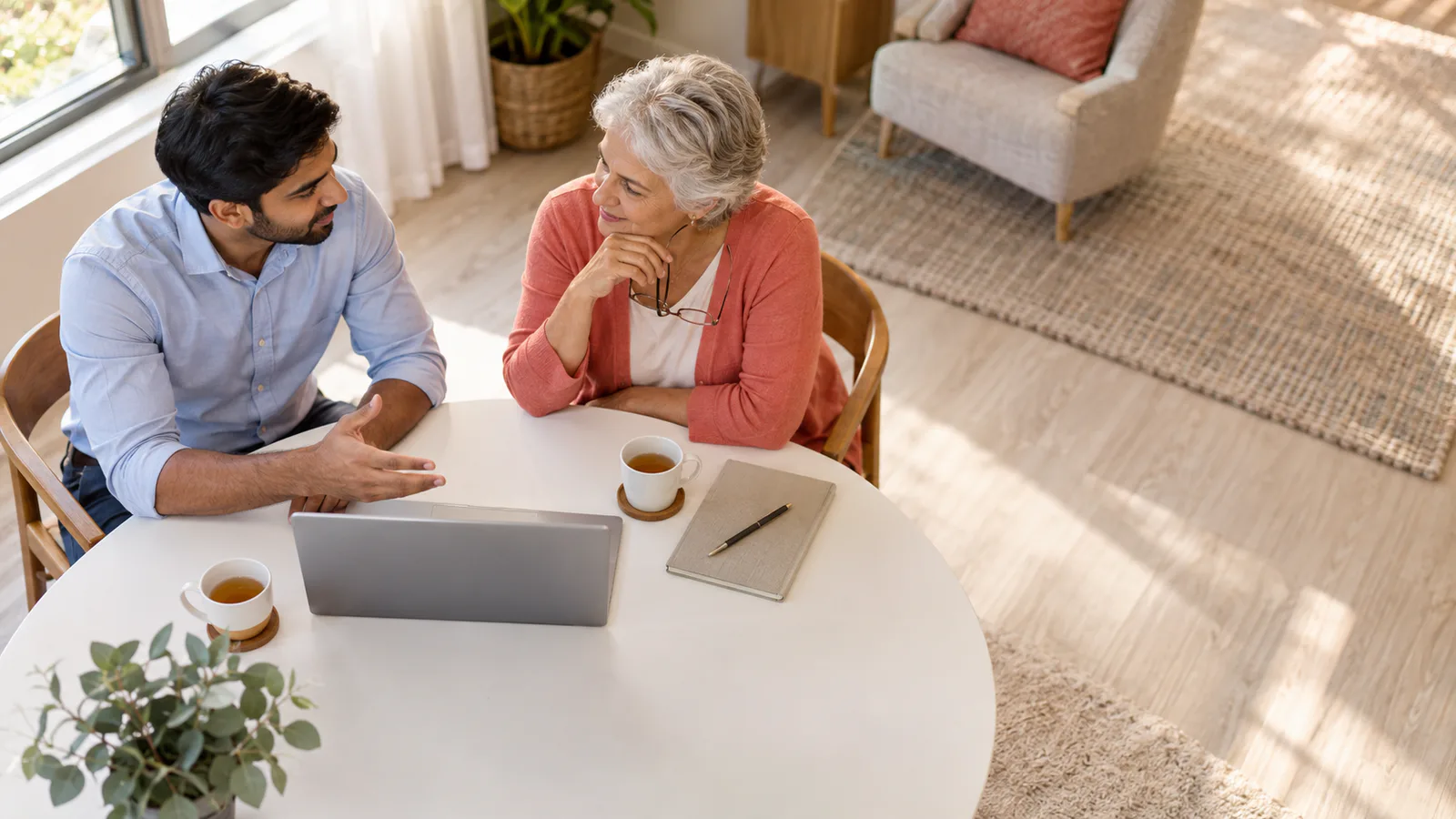 Consultor conversando con una clienta durante una sesión profesional.